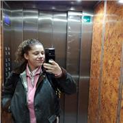 Chica ayuda a repasar matemáticas edad hasta 6 de primaria